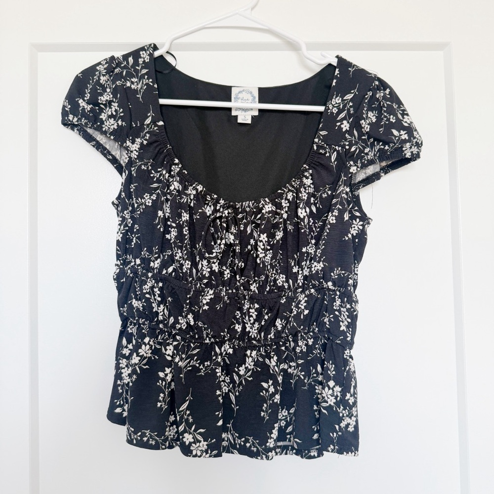 Francesca’s S Dark Blue White Floral Sinched Cropped Blouse